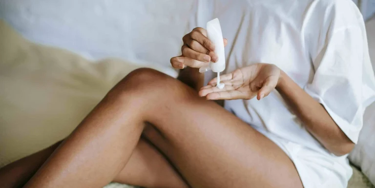 Skincare products and natural ingredients associated with antioxidants for skin arranged on a clean surface